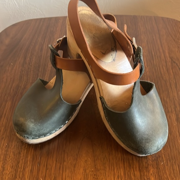 Swedish Hasbeens. Heeled clogs. Euro size 37. US 6.5. Green with brown strap. - Picture 2 of 3
